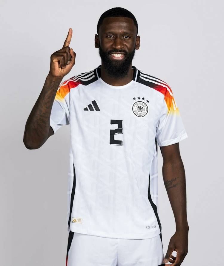 吕迪格回应定妆照争议手势:很多球员摆出这个姿势,没有宗教意涵