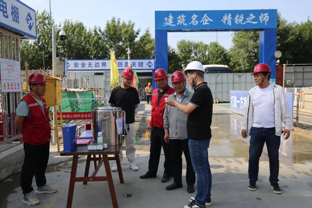 区住建委监督站开展建筑工地高温预警天气检查工人宿舍空调 