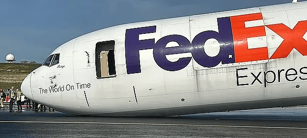 现阶段,航空公司和交通部还在查明起落架无法打开的原因.