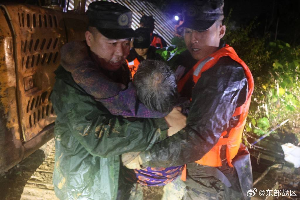东部战区 图梅县松口镇石盘村,消防员紧急转移一名六个月大的婴儿.