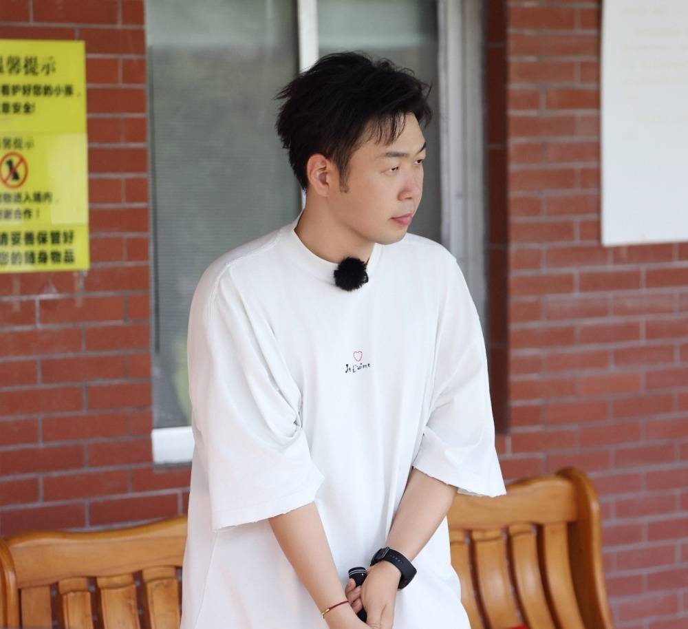 网曝杨迪,杜海涛,陈卓璇耍大牌,霸占长廊躲雨惹众怒