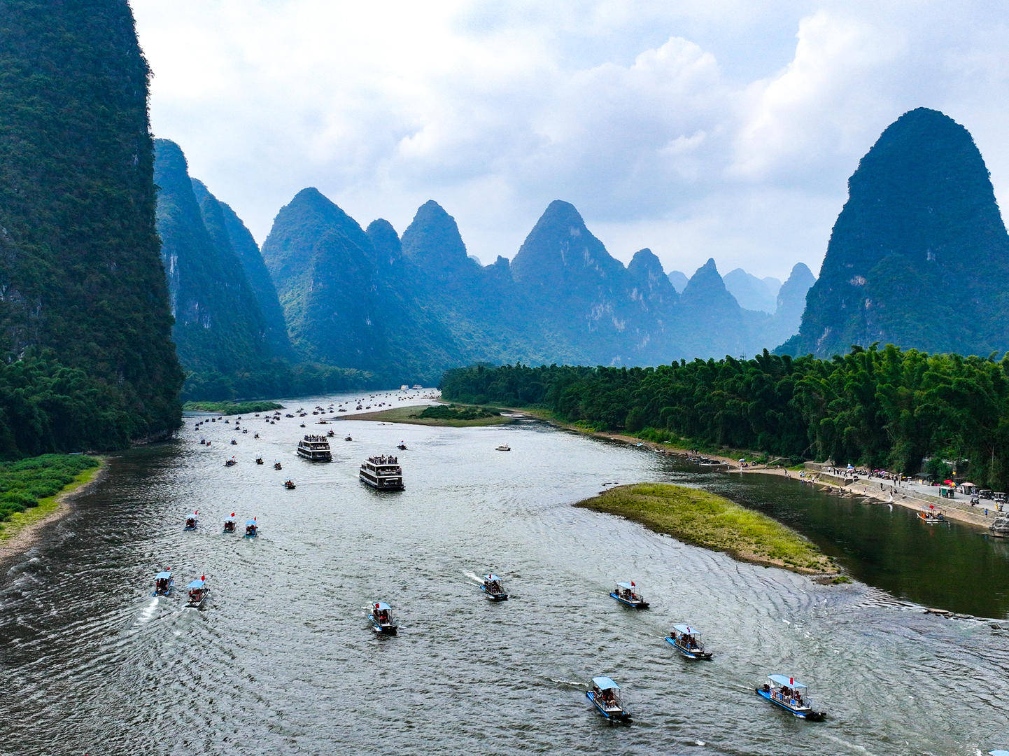 暴雨之下，桂林知名景区情况如何？漓江水上项目封行，阳朔遇龙河已开放两个码头