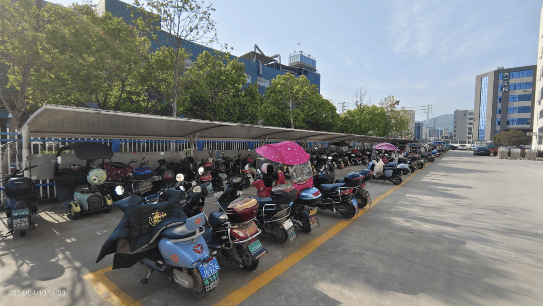 公司员工数量约为3000人,分布在8幢厂房中,为方便员工使用电动自行车