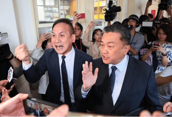 “场面火爆”！台媒：蓝绿民意代表为“动用警察权”对骂，3分多钟不间断