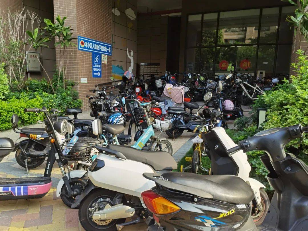 麻涌信鸿嘉誉小区举报人反馈:每天都有电动车随意停放在电梯附近,存在