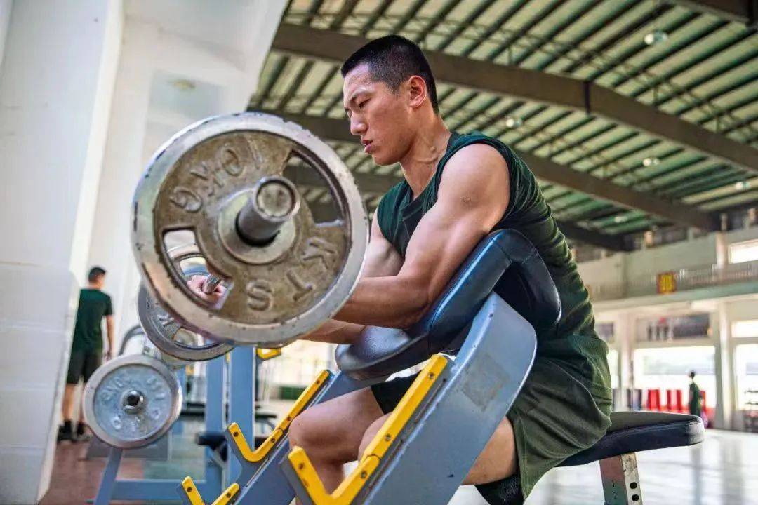 就是他们的"撸铁勋章"汗水和老茧刻苦训练,挥汗如雨利用各种健身器材