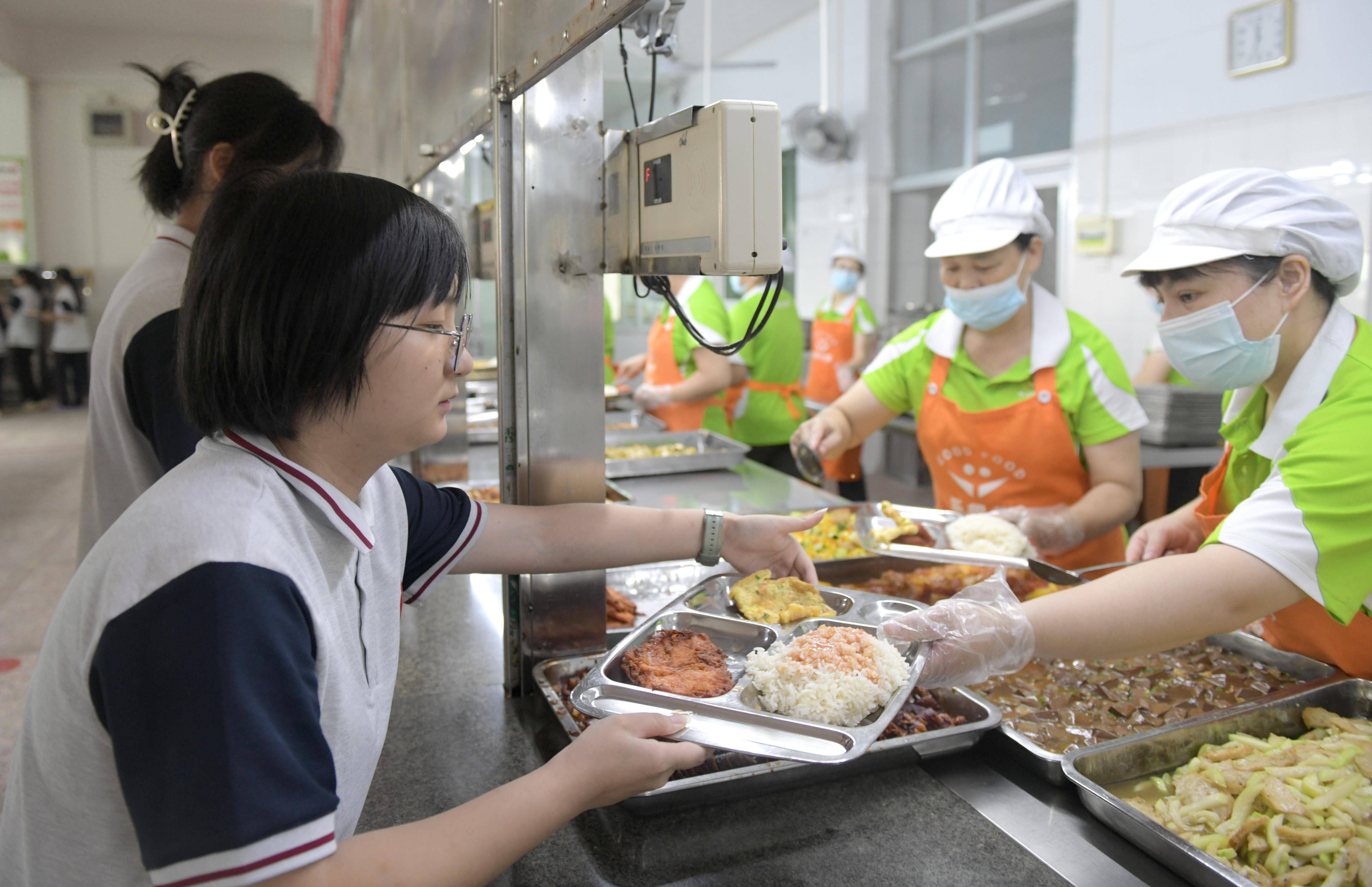 新华社记者 卢汉欣 摄6月22日,泗水中学的老师在复课点为学生上课
