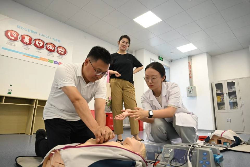 "大学节"上,学生家长体验心肺复苏