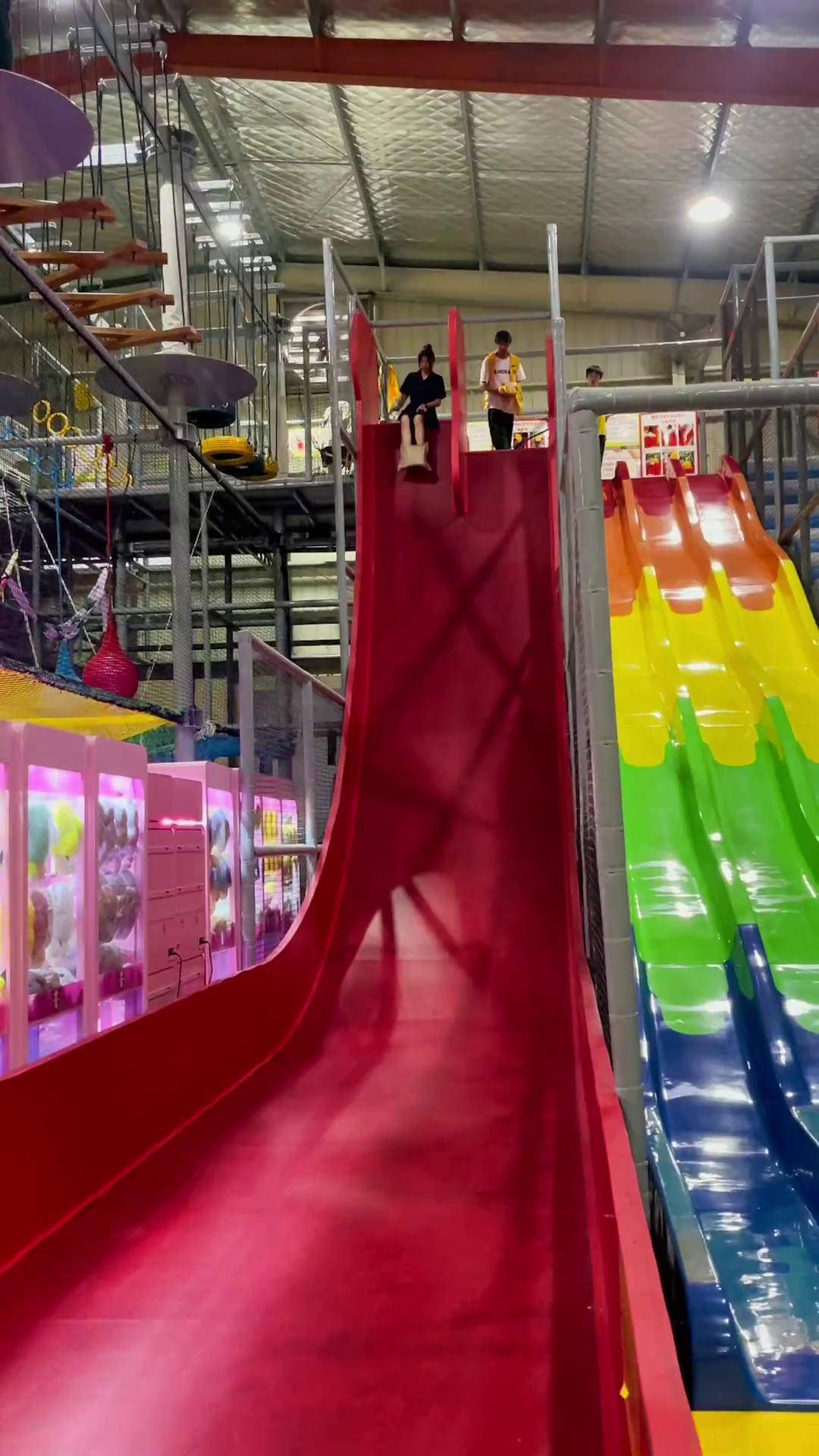 教练小姐姐给大家展示一下魔鬼滑梯的正确玩法完美假期少不了游乐园