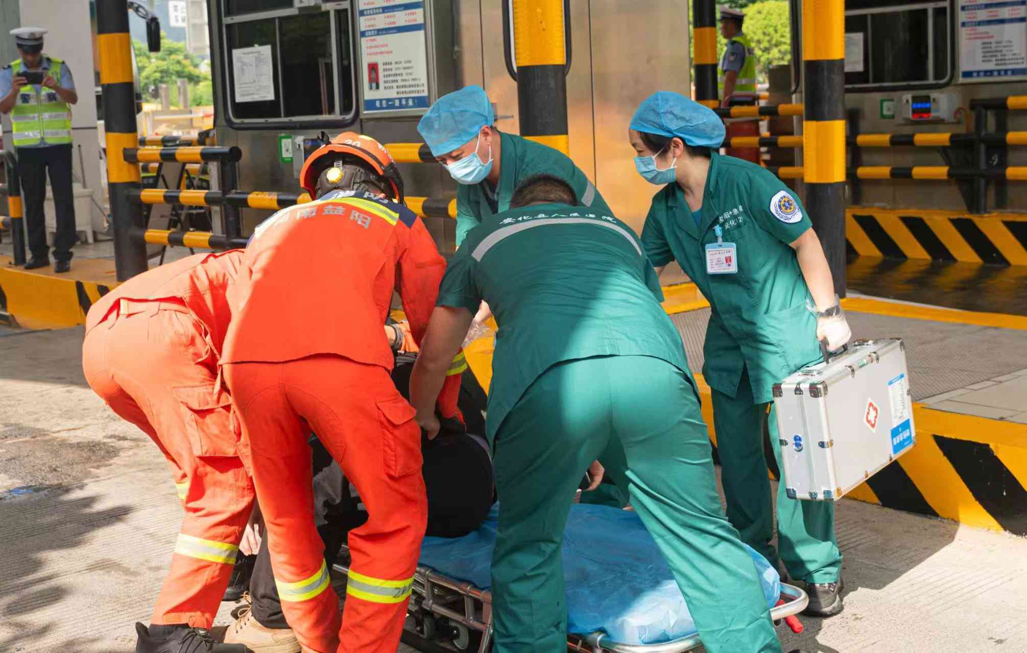 公路上发生火情(单位供图)图为高速公路应急救援演练现场(单位供图)