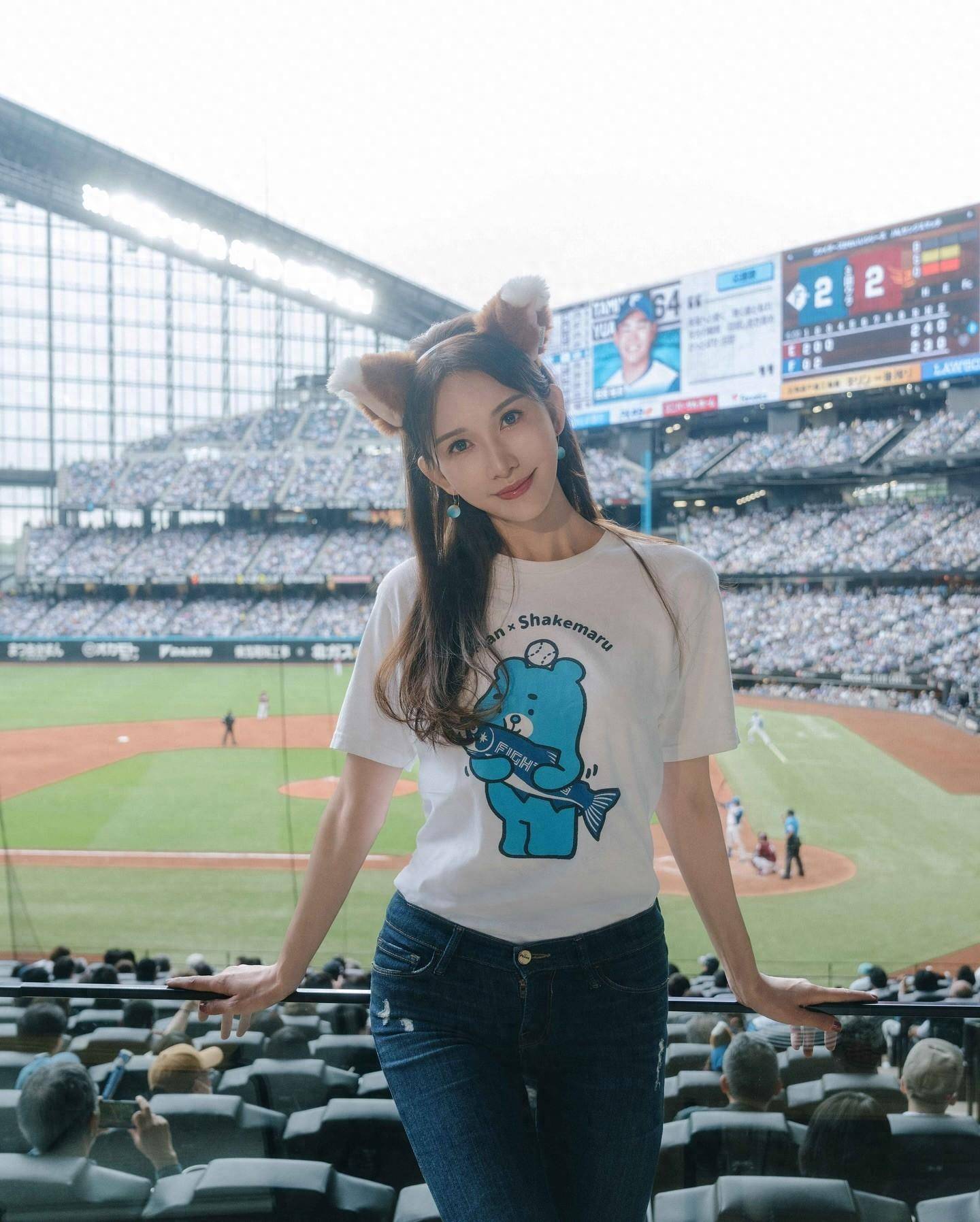 49岁林志玲为棒球比赛开球,网友感叹:这快50?状态太年轻