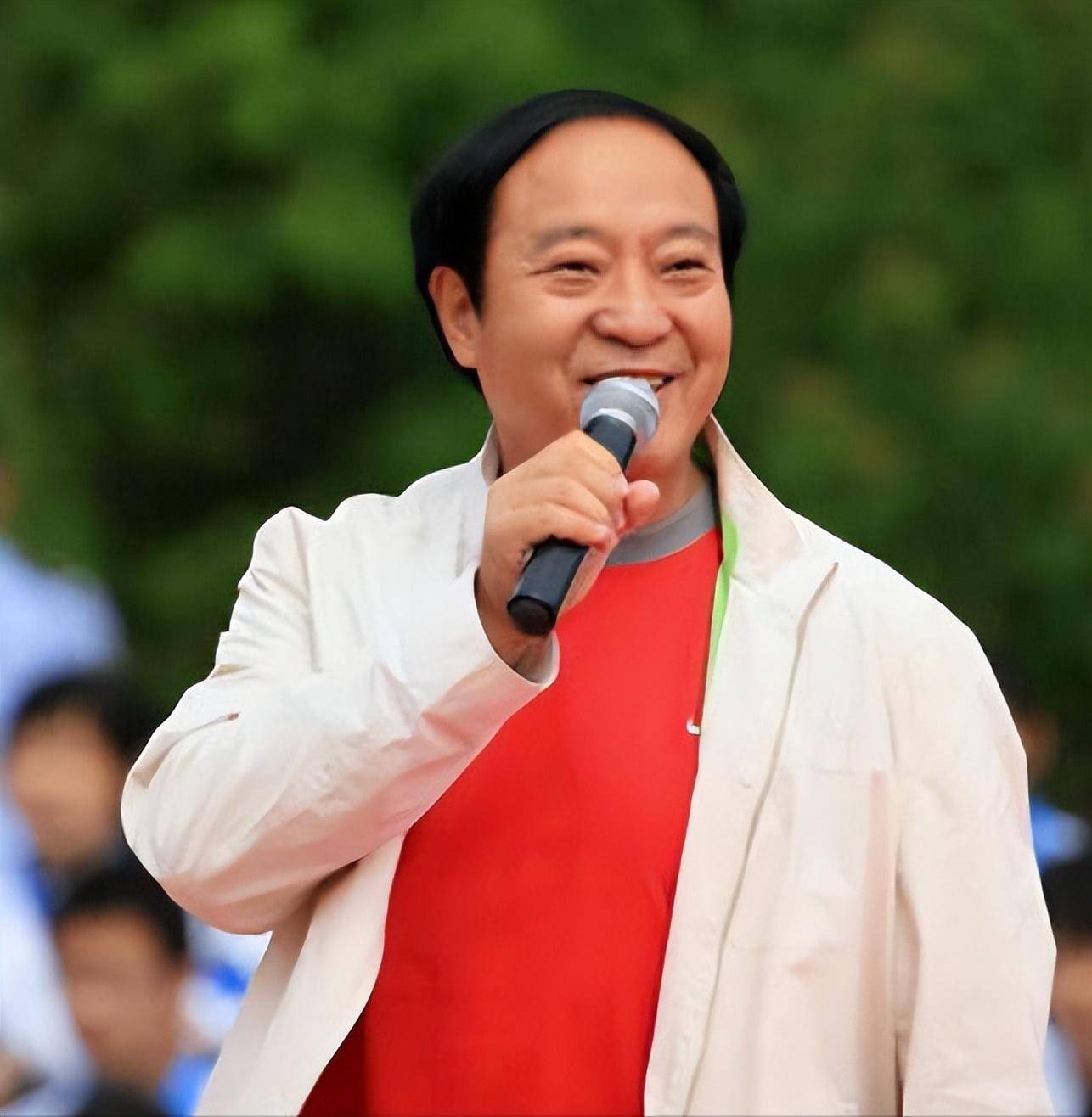 两位老师又传授给牛群很多相声的基本功底,让牛群在相声艺术上的能力