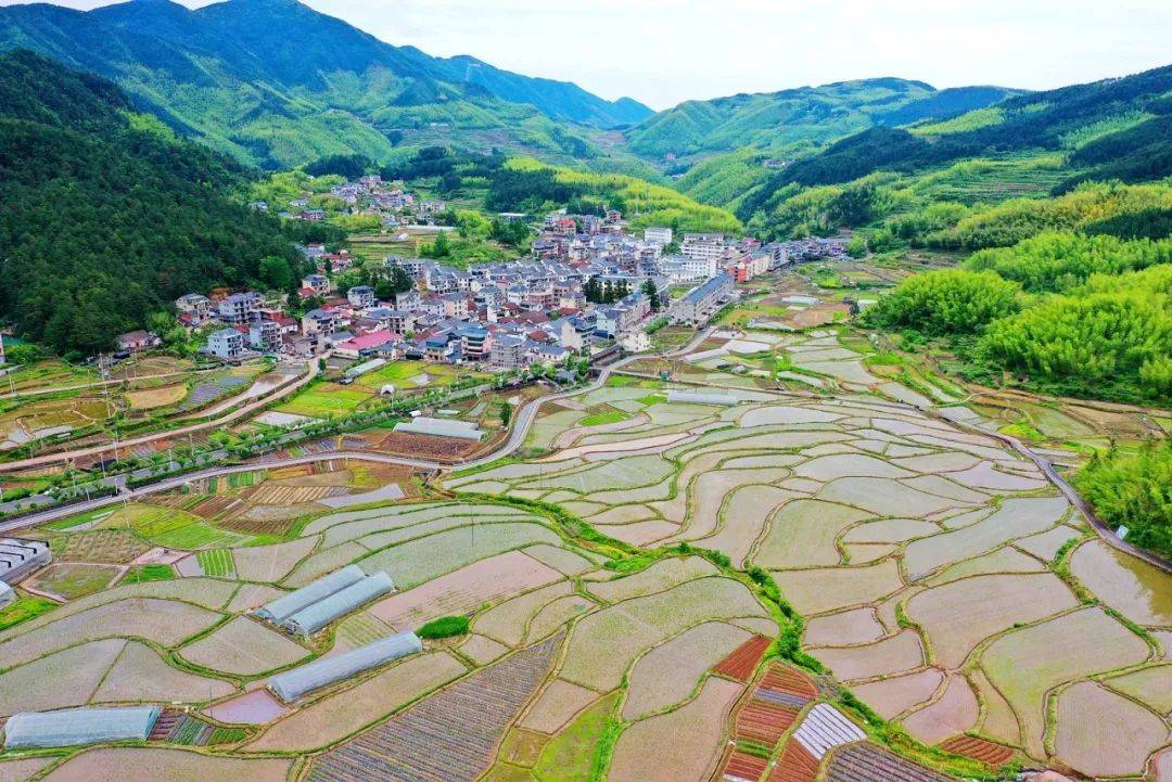 东与应村乡相连,南邻金竹镇,西与衢州市衢江区大洲镇接壤,北与龙游县