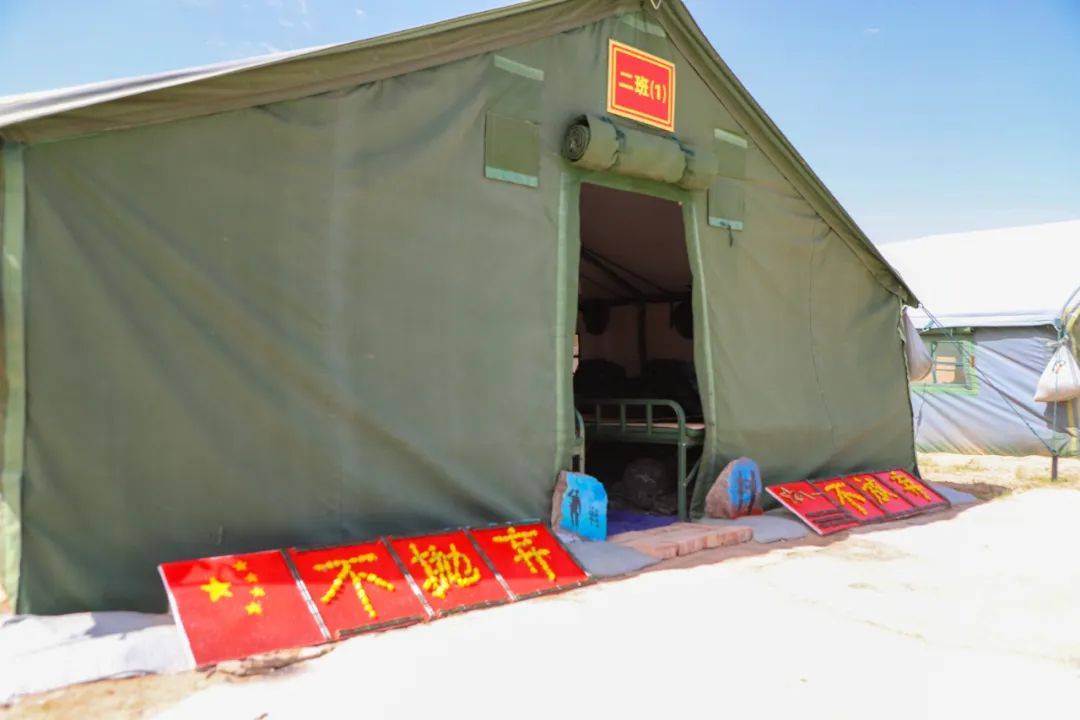 营门到班排帐篷一股浓厚的战地文化气息扑面而来走进驻训场