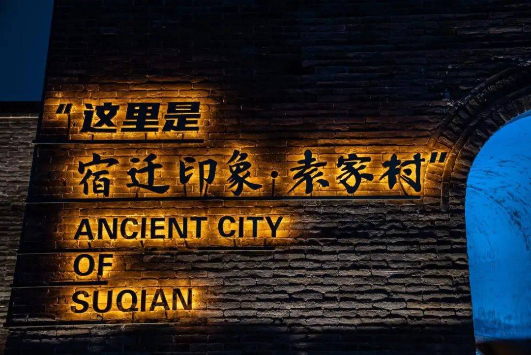 这里有琳琅满目的店铺,各种各样的美食,手工酸奶,车轮饼,肉夹馍