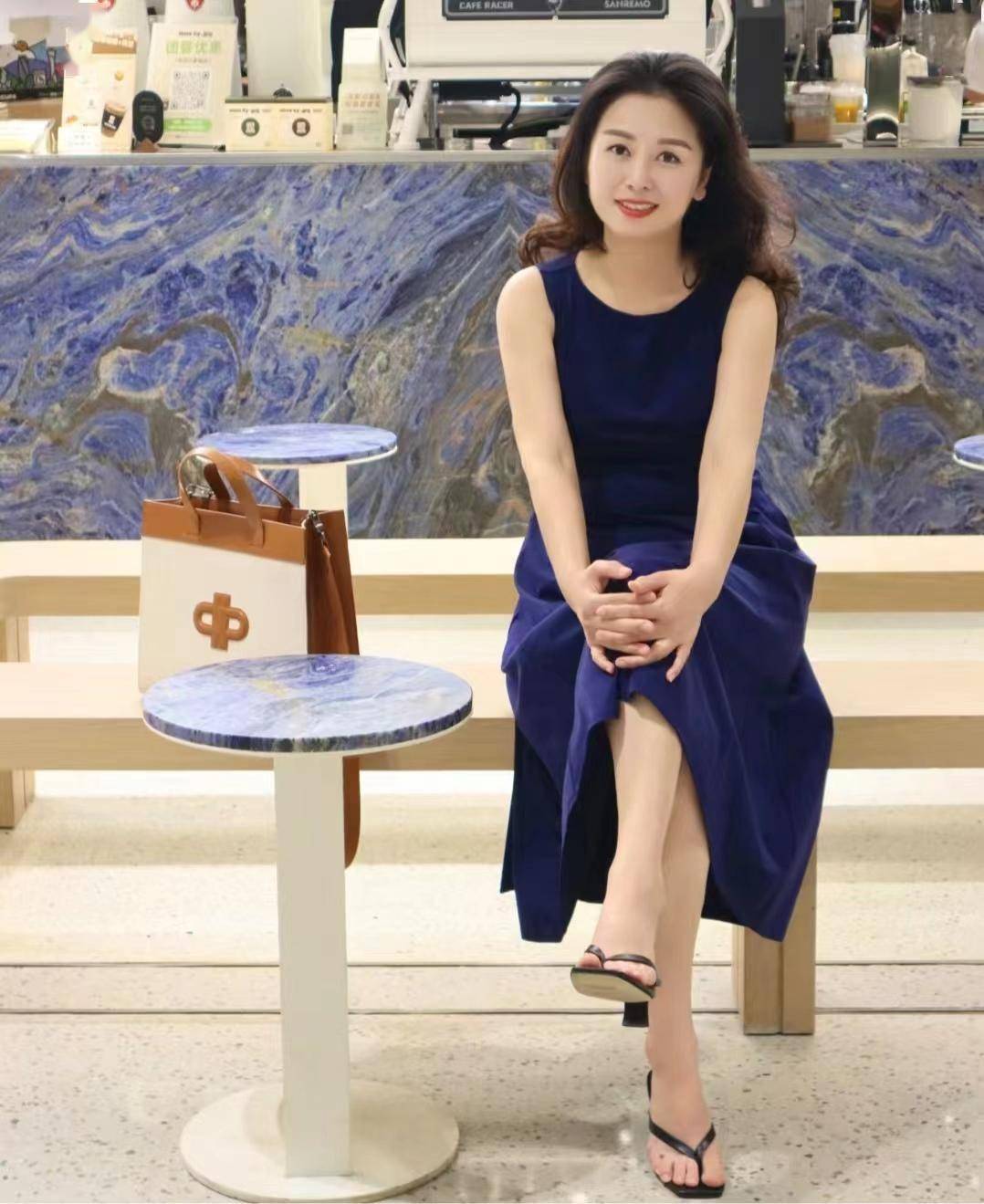 到老都没"大妈感"女人:穿衣不花,搭配不复杂,美的优雅又高级_修养