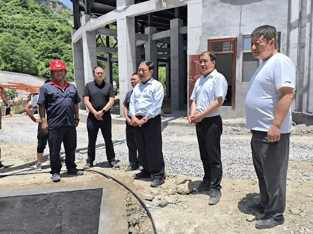 王文全一行调度工业经济运行和项目建设工作