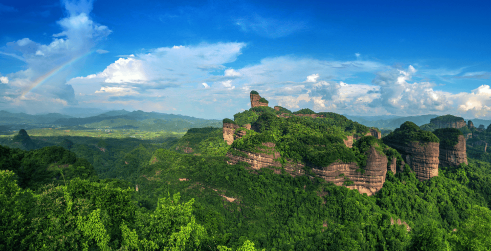 世界闻名的丹霞山,色如渥丹,灿若明霞,被誉为中国红石公园,是广东