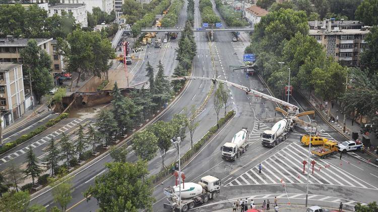 在建西安地铁8号线涌水涌砂致地面塌陷 现场正在应急处置 附近居民用水用电受影响_管制_开远