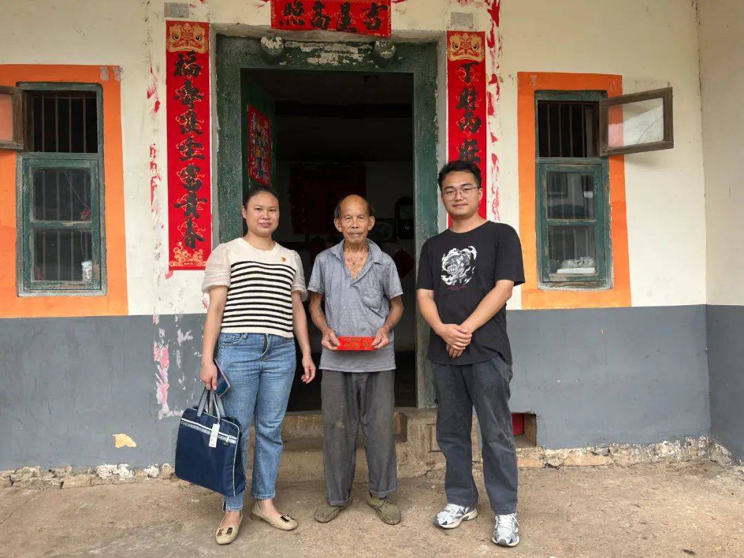 观桥村白沙村党组织和挂点组对徐正辉,李世才等7名老党员进行慰问,并