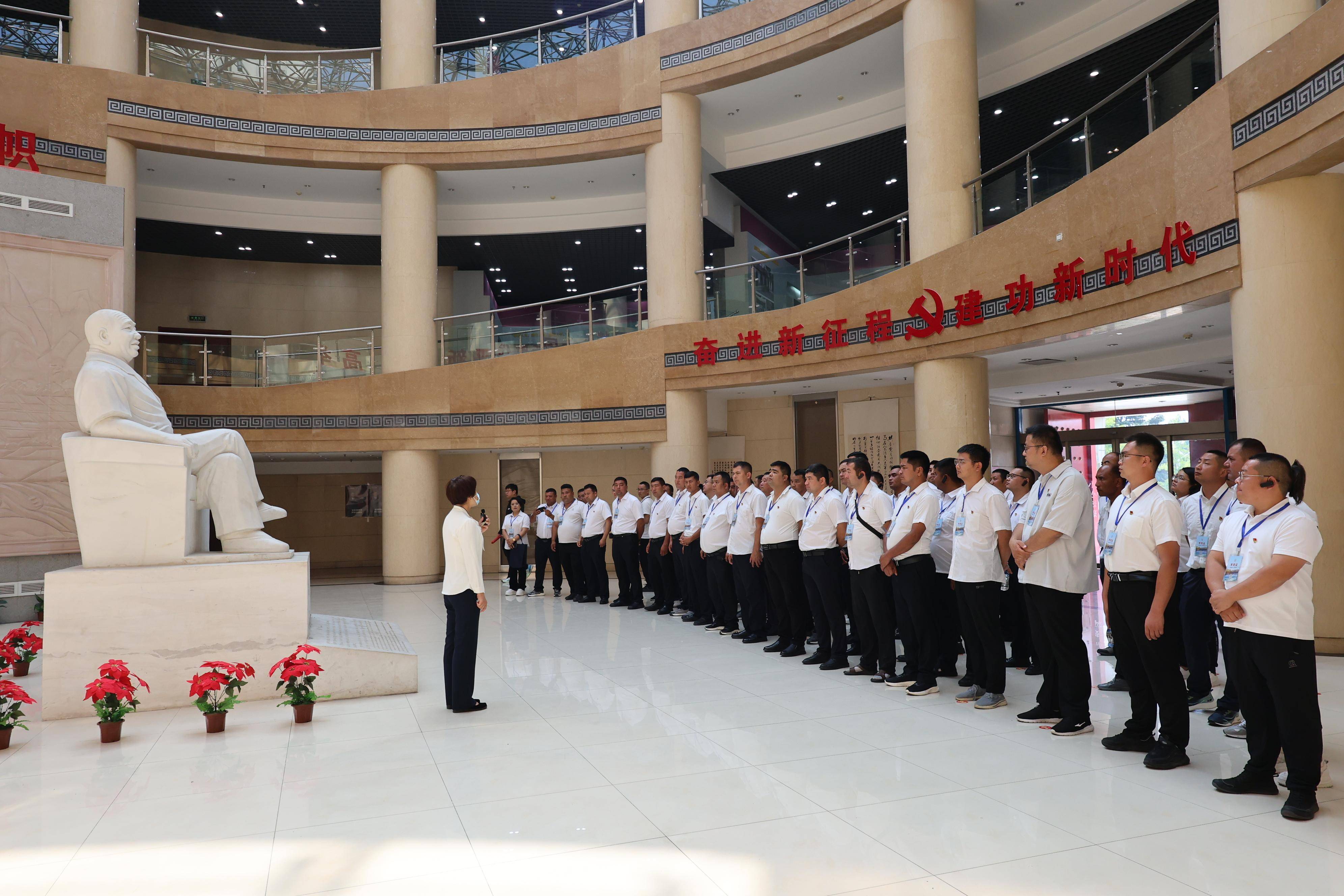 在新乡县刘庄村,学员聆听艰苦奋斗创业史,观摩三代住房变迁,了解集体