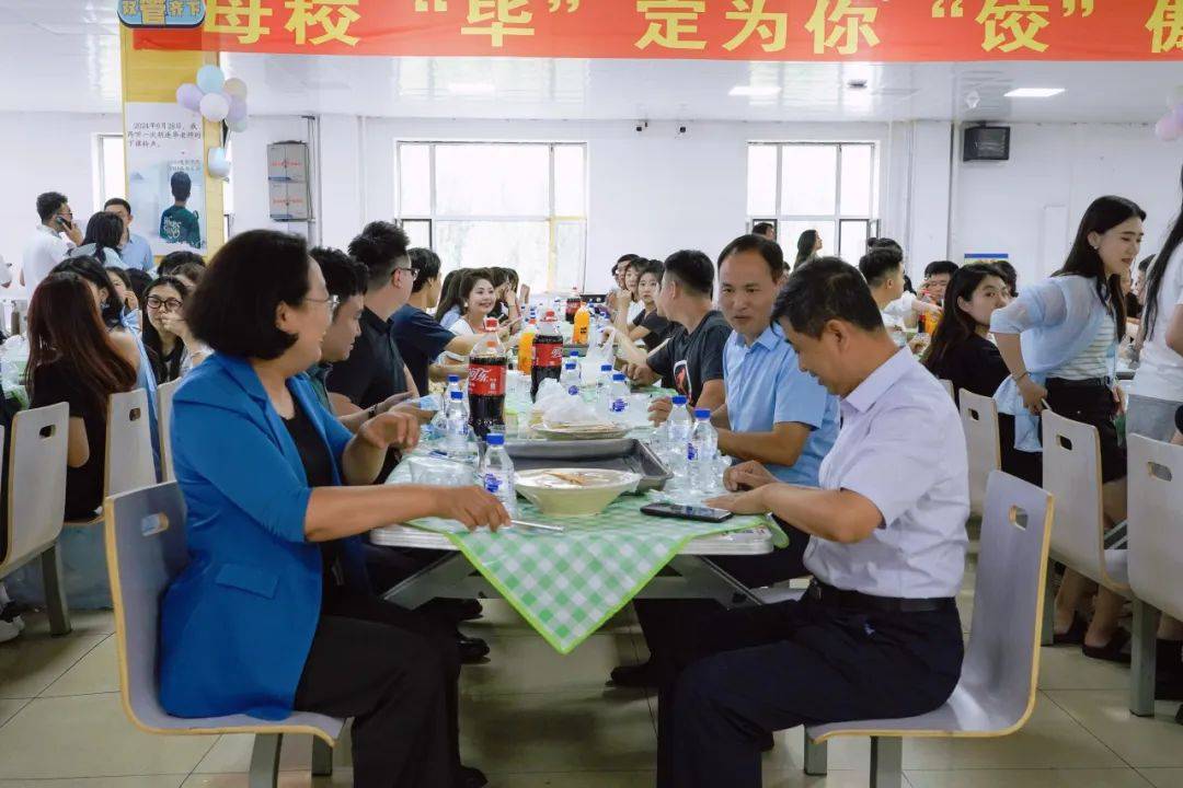 长春光华学院 食堂图片