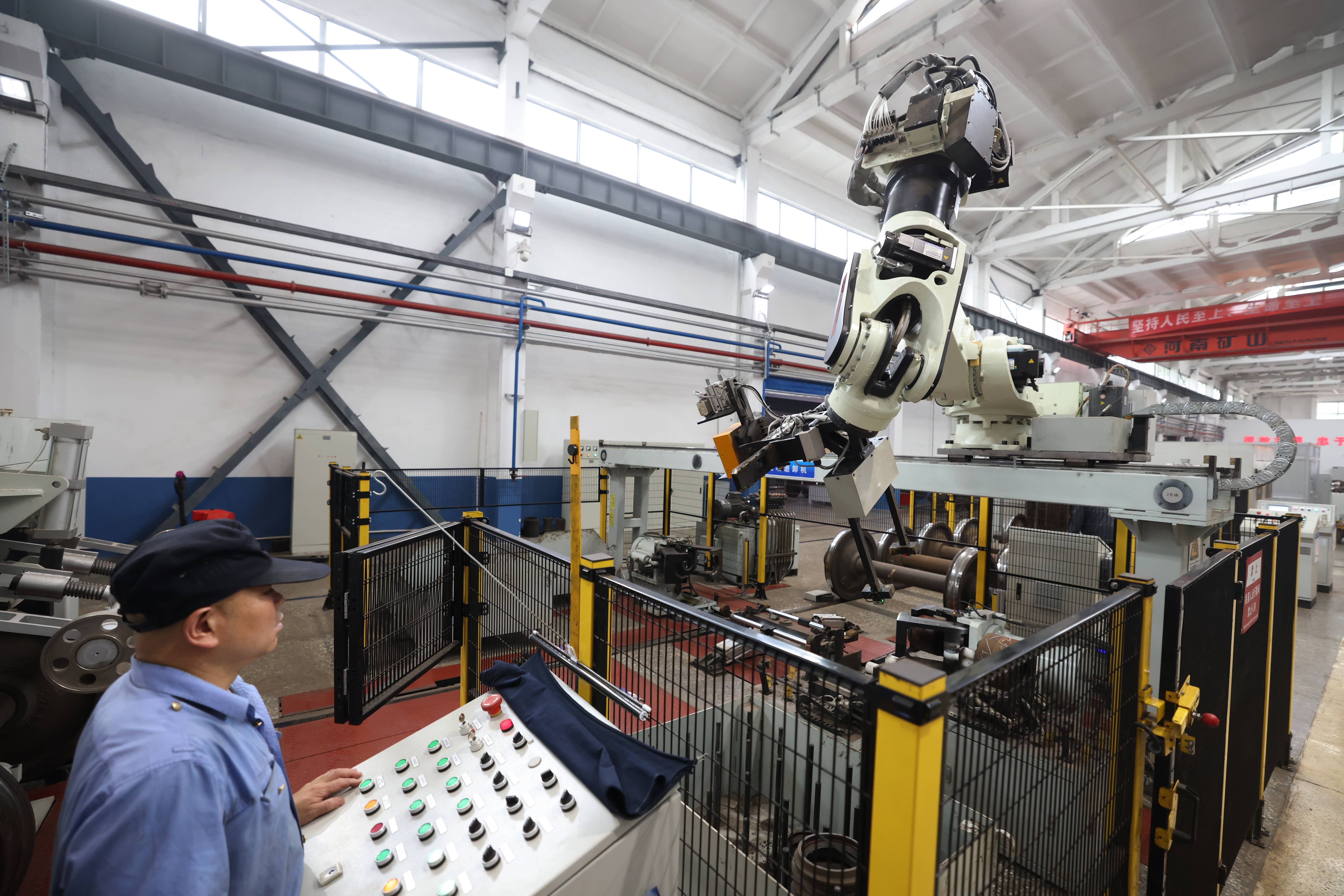 6月23日,丰台车辆段双桥配件车间,工作人员操作轴承自动压装机.