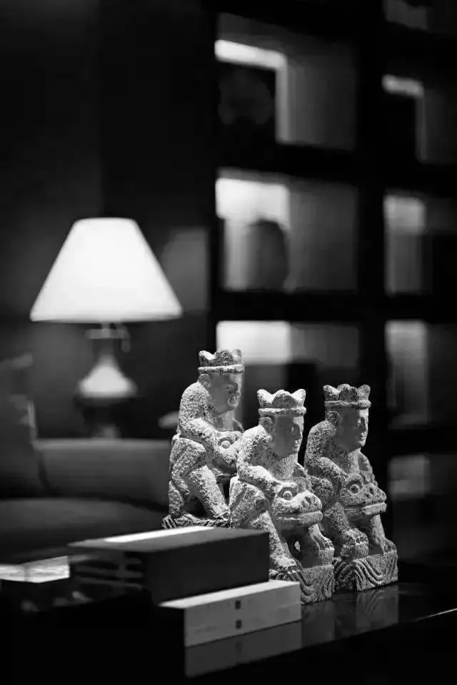 我敬畏那在些在写作或读书时听巴赫或莫扎特的人,我觉得他们"白衣胜雪