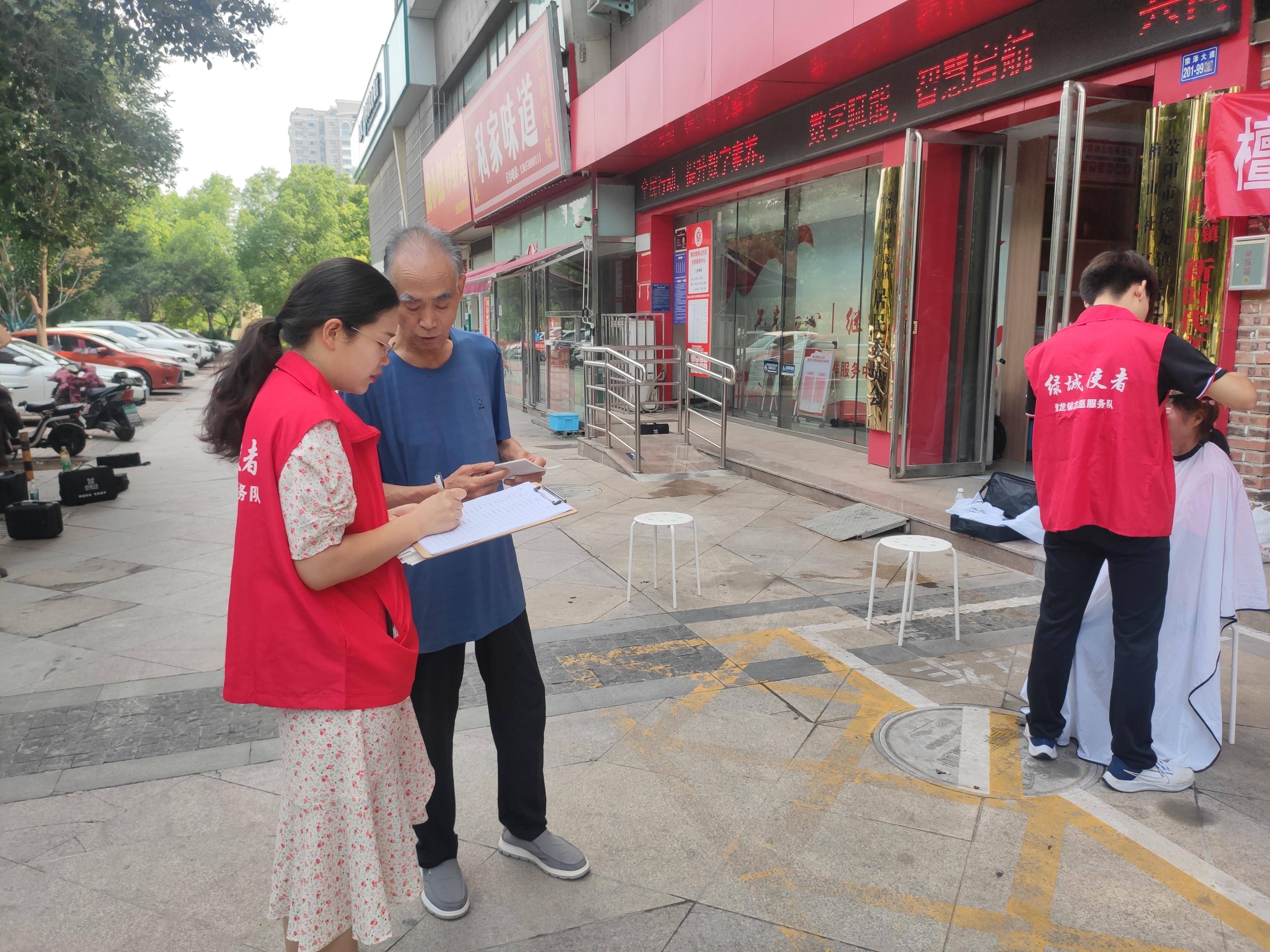 荥阳市豫龙镇檀山社区开展"夏日送清凉 义剪驱暑气"活动