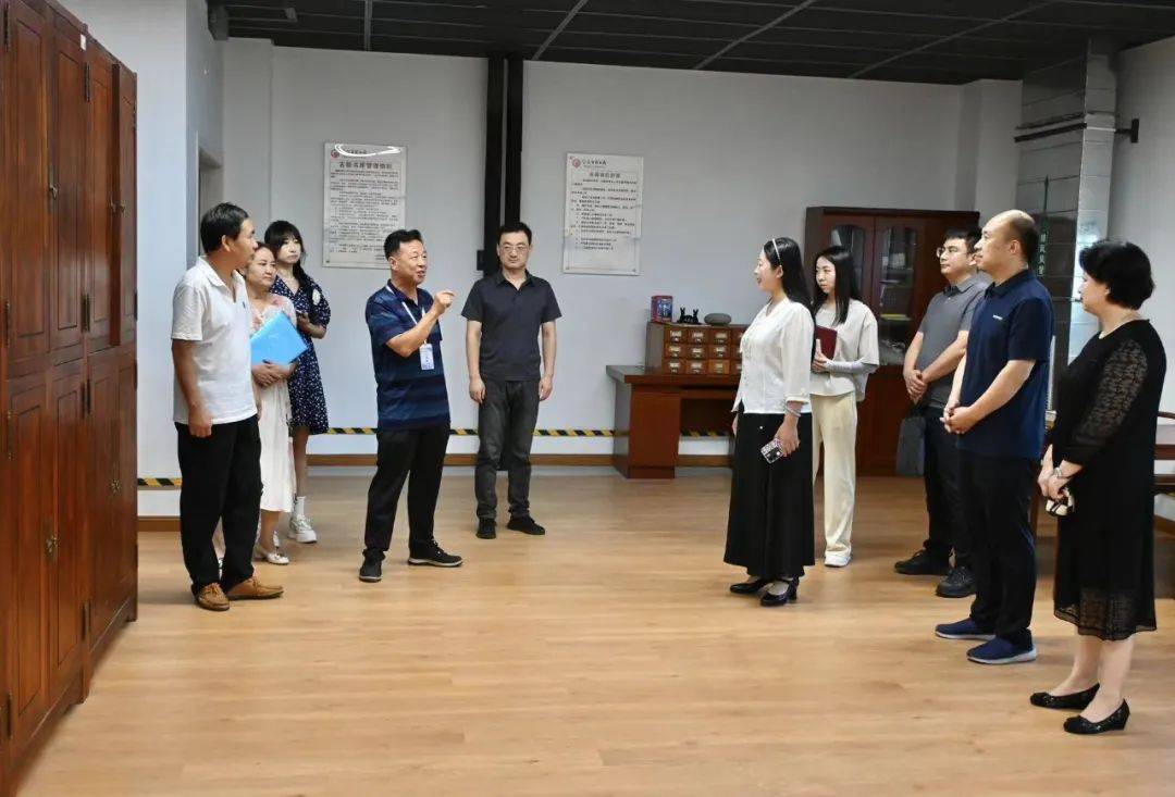 西安国家版本馆调研市图书馆古籍保护工作