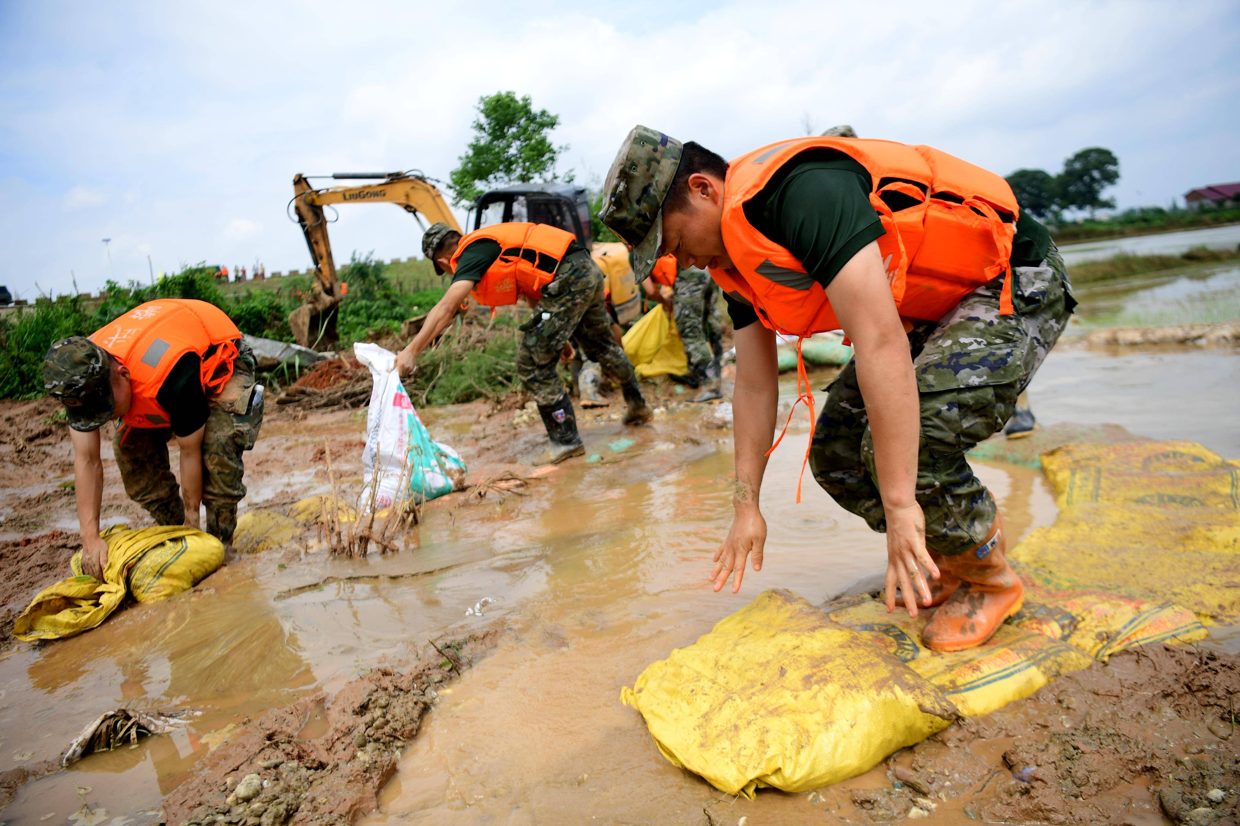 郑州抗洪官兵图片