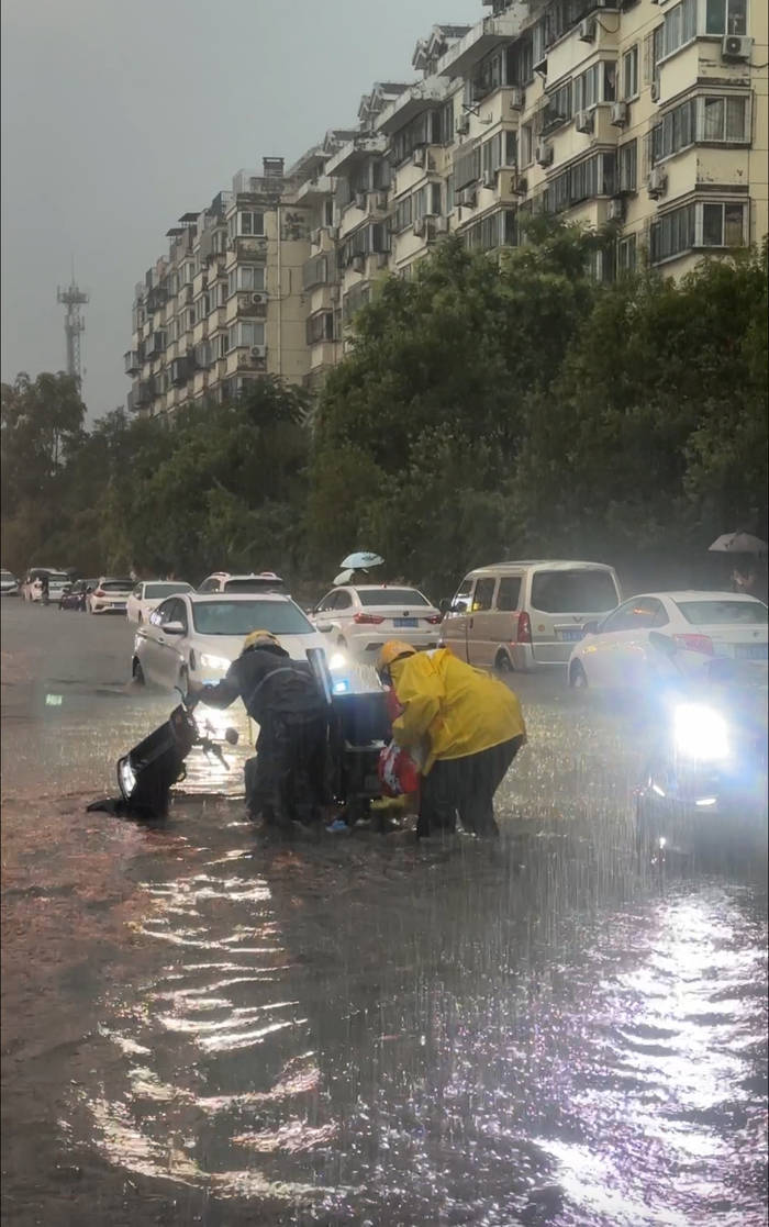 降雨仍在持续,济南部分路段积水严重,晚高峰"行路难"_路面_车主_曲