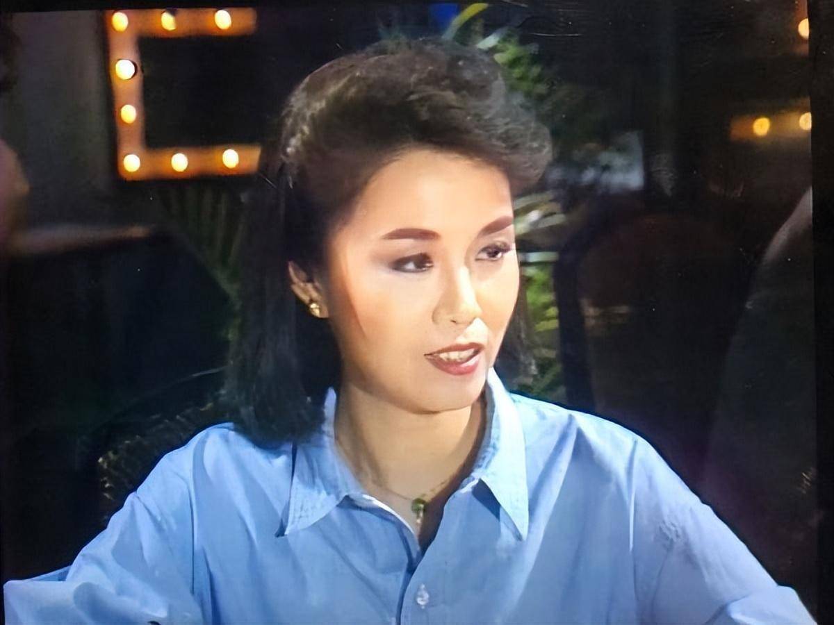 2019年,无线午夜档重播1988年老剧《斗气一族》,陈嘉仪的戏份依旧抢眼