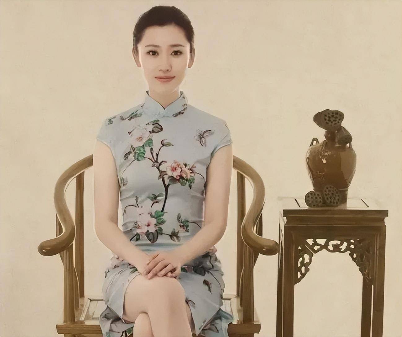 她是《新闻联播》首位90后主持人,22岁进央视,被赞长得像刘亦菲