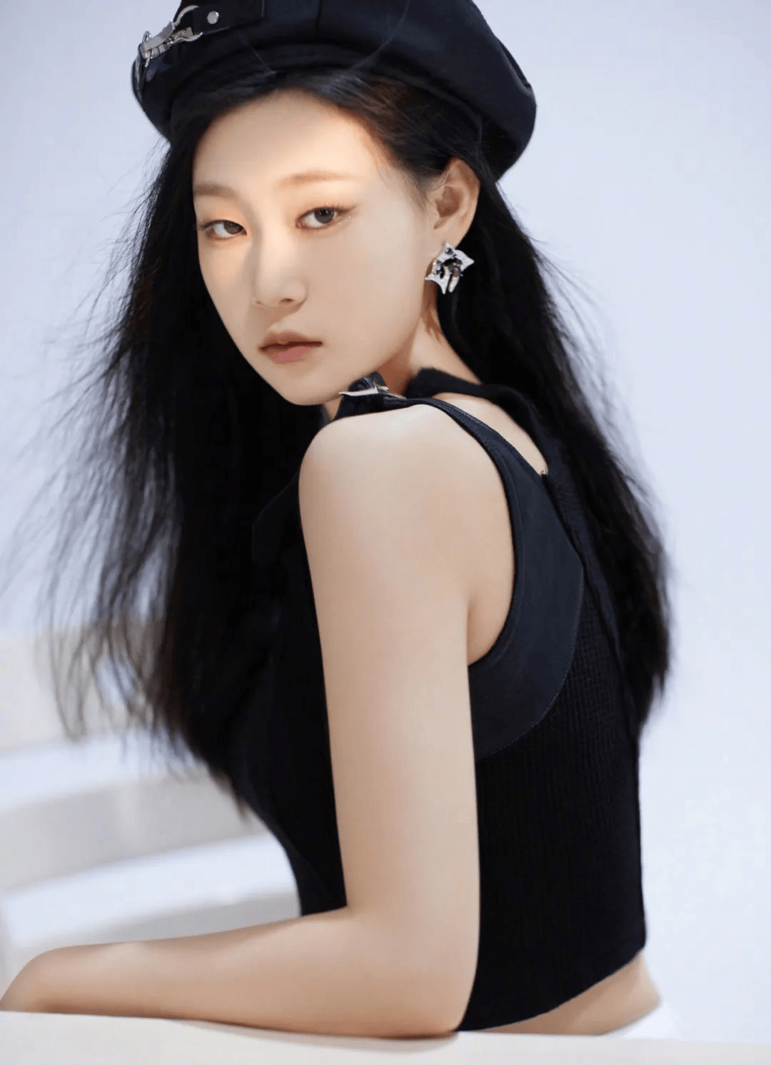 时而娇俏可爱,时而冷酷飒爽,瞧这优秀的表情管理,凌厉高冷的眼神,猛