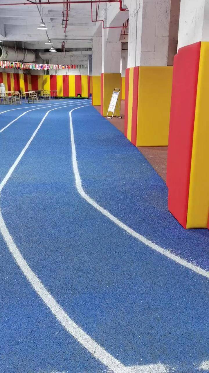 贵州致远田径俱乐部室内200米一圈的音乐田径场,800多平方的室内健身