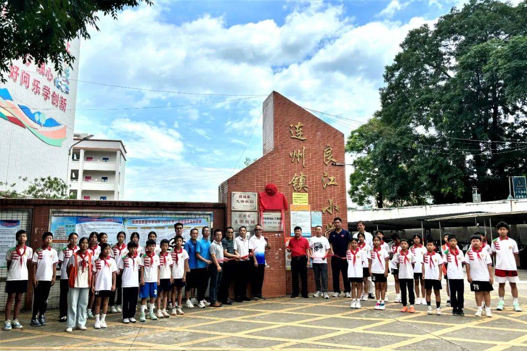 这是连州镇良江小学足球场上的常态动作舒展停球,转身,传球,射门足球