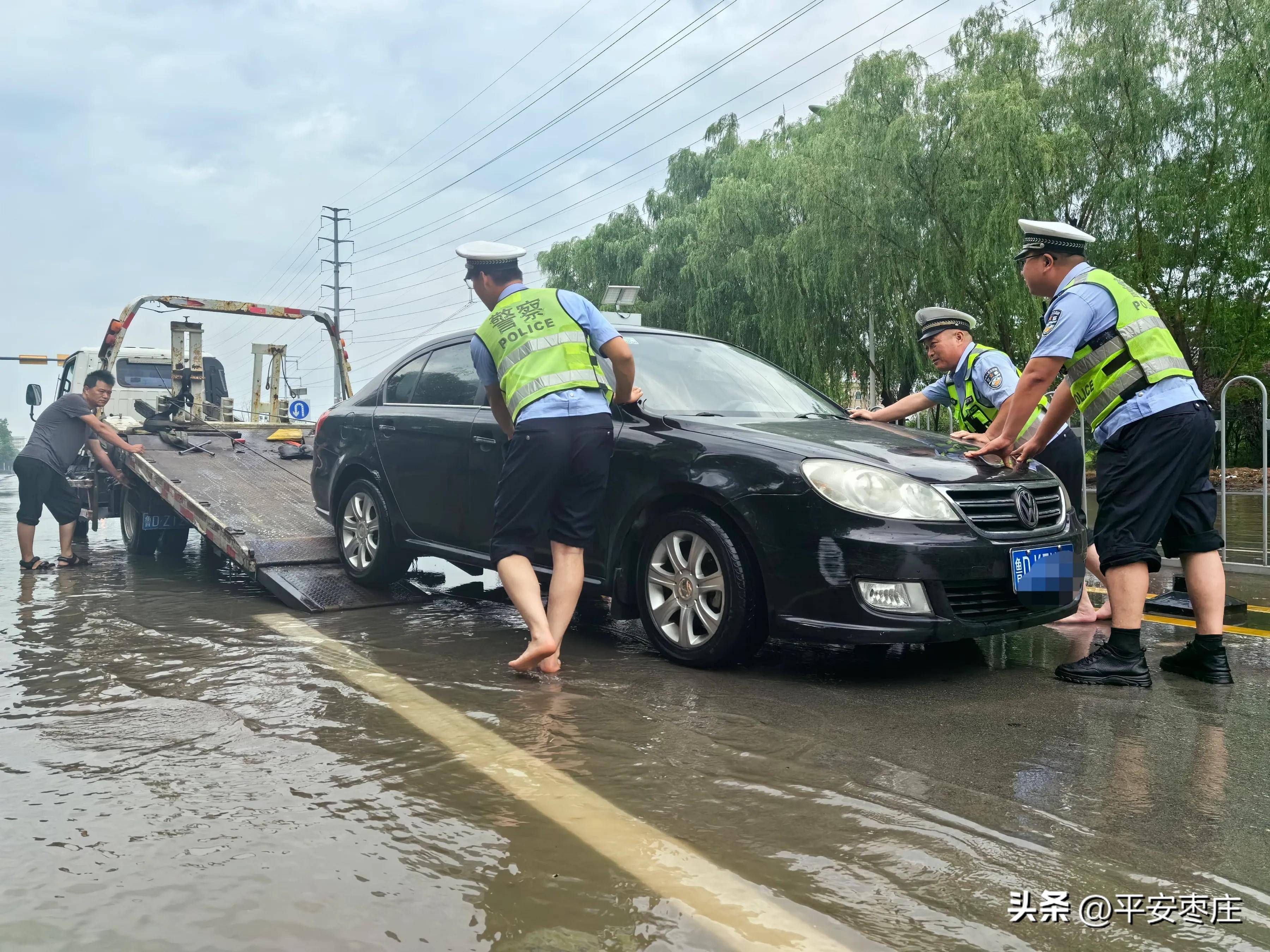 警察风雨兼程图片图片