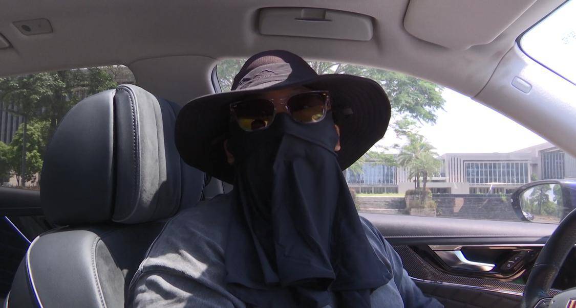 冰袖,防晒口罩,宽檐帽子,墨镜,听说备齐这几样物品,想晒黑都难!