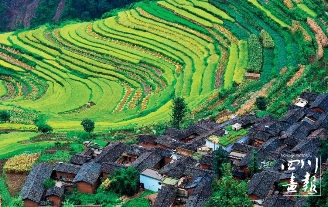 有名的"布依三寨"依山而成,梯田环绕,厚重古朴