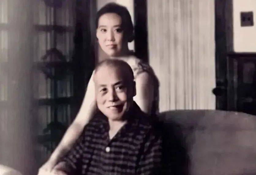 1966年,李宗仁和妻子在寓所的合影,相差近五十岁,恩爱无比!