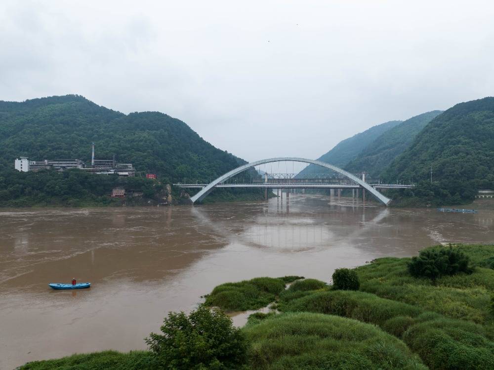 图片新闻|北碚:嘉陵江入汛以来首次洪峰过境重庆