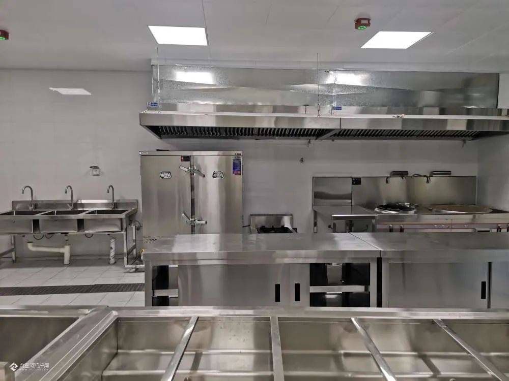 食堂按标准化建设,拥有现代化的厨房设备,确保食品的加工制作
