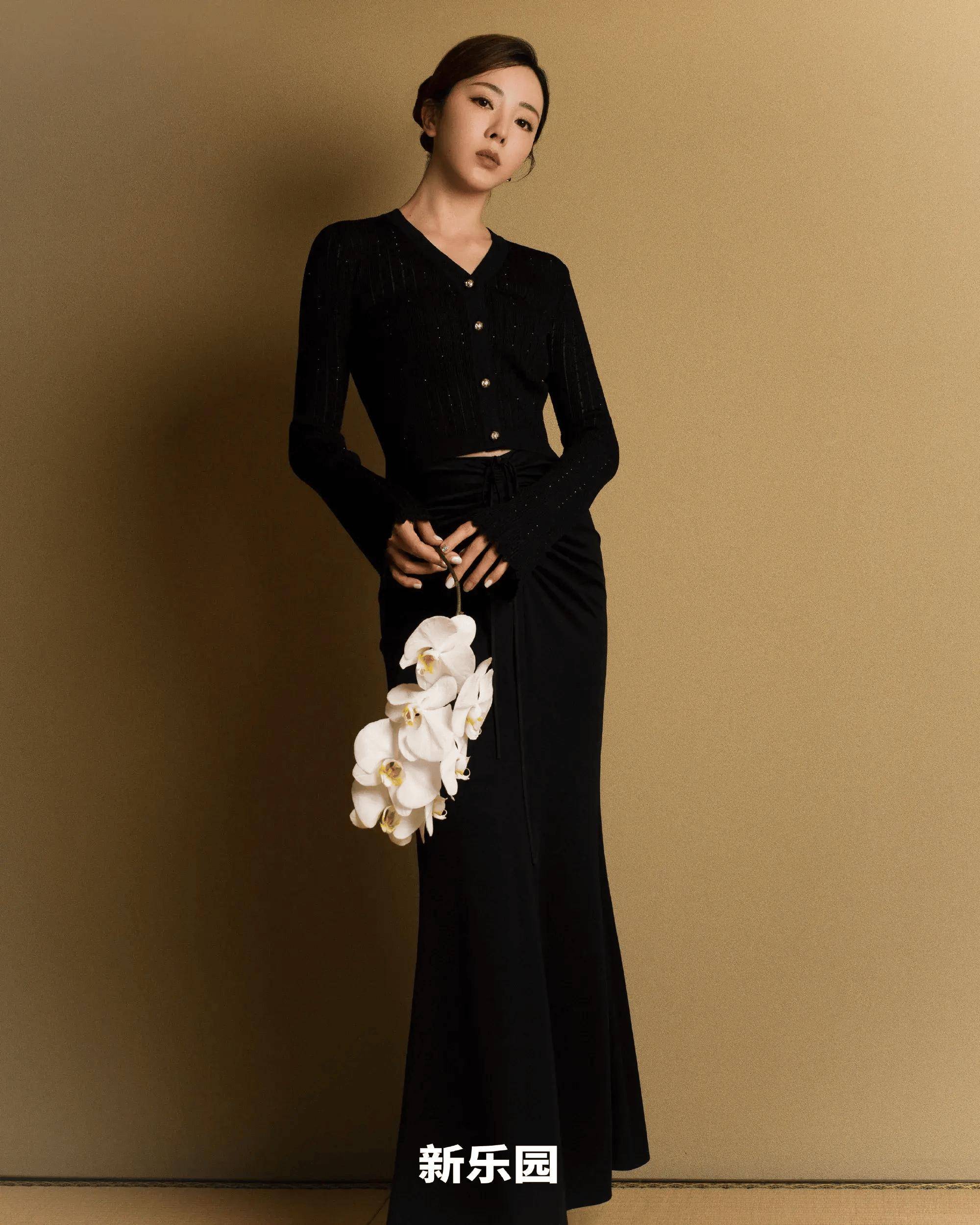 37岁李思思离开央视后首登封面,穿新中式白裙身材曼妙,太美了