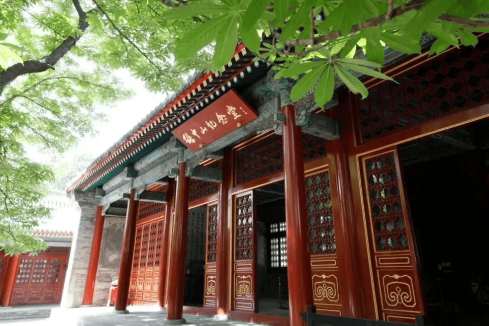 碧云寺位于香山公园北侧,聚宝山东麓,始建于元,清乾隆时期进行了大