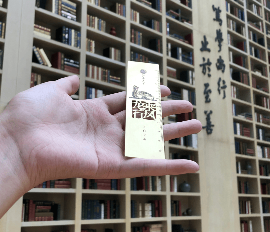 衡量自我,跬步千里这把具有刻度的铜尺凝聚了神鼋立尺,行止有度龙行八