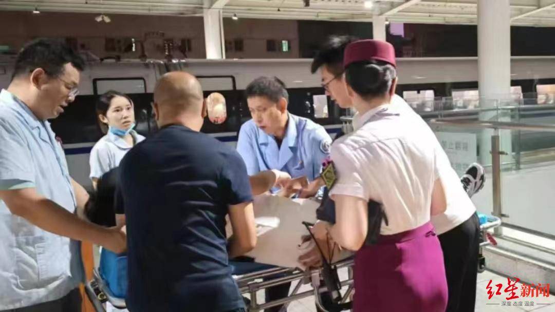 生命接力!为拯救突发疾病晕厥旅客,高铁列车在原本不停的站点“刹了一脚”_广元_梅杨_救护
