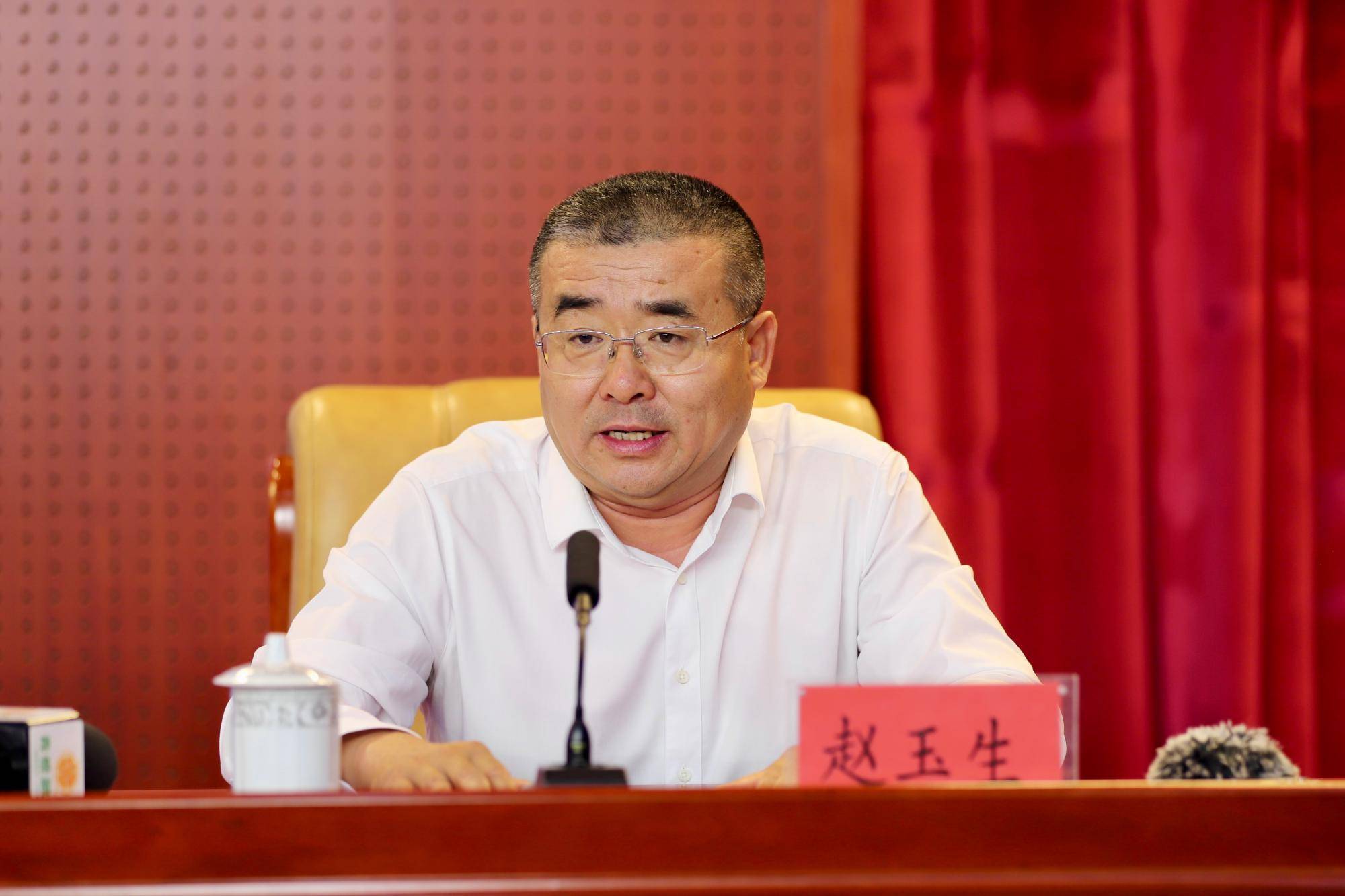 内蒙古自治区农牧厅党组成员,副厅长赵玉生答记者问