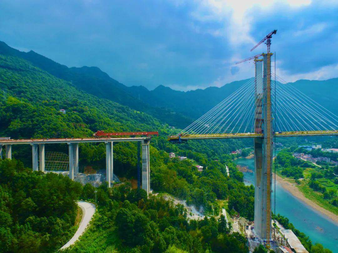 长潭河溇水特大桥是炉慈高速公路控制性工程之一.