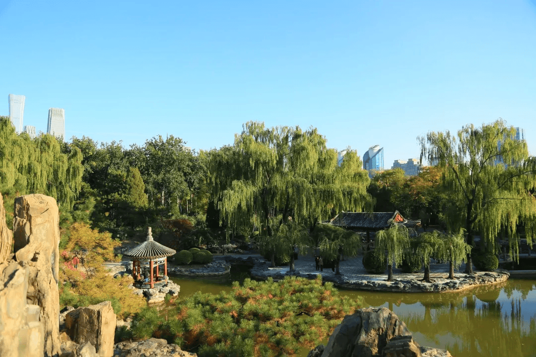 日坛公园位于朝阳门外东南,是明清两代帝王祭祀大明之神——太阳的处